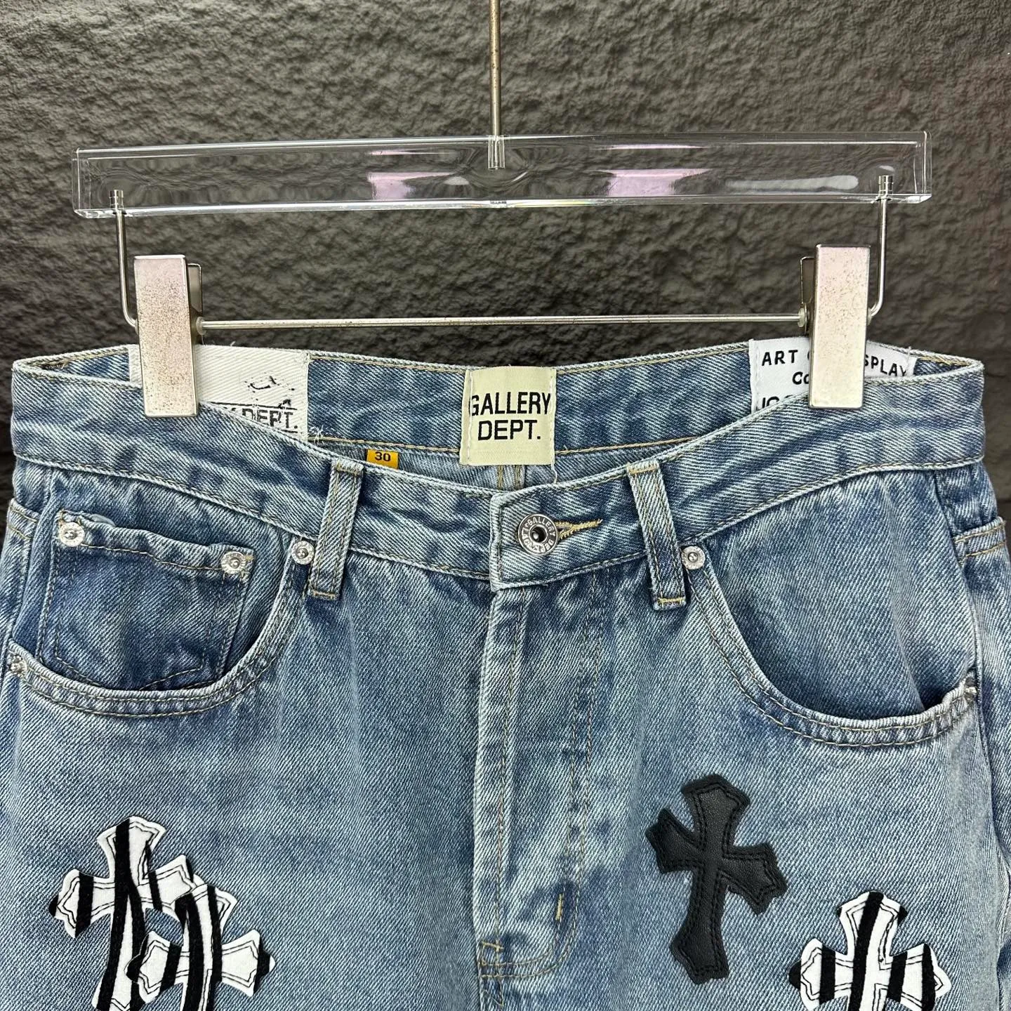 P290 GALLERY DEPT. & Croixin co-branded 2025 new limited-edition zebra print black large cross leather couple's bootcut jeans 🔥High version🔥High version🔥 Top ceiling quality Styles with different washed textures are very friendly to people with thin legs and thick legs. The bootcut version is very flattering. Moderate length that never goes out of style, easy to match with casually, basic styling for various styles, a must-have in the wardrobe! The fabric is stiff but also makes the upper body soft without losing texture. The washing process is even more perfect. It is a must-have item for everyone! ! ! Washed wheat, hang tag, pants label, three complete labels, color: blue, size: 28, 30, 32, 34, 36 (five sizes)